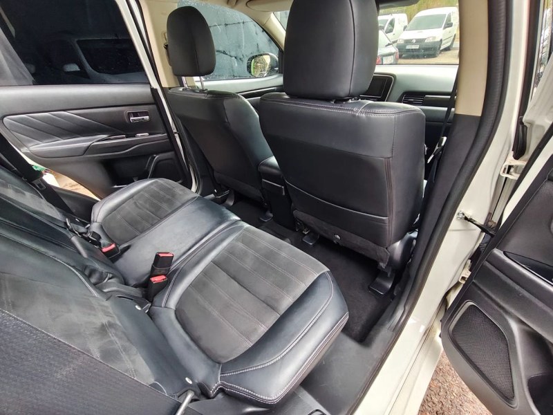 Foto 7 de MITSUBISHI Outlander 2.0 PHEV Kaiteki Auto 4WD
