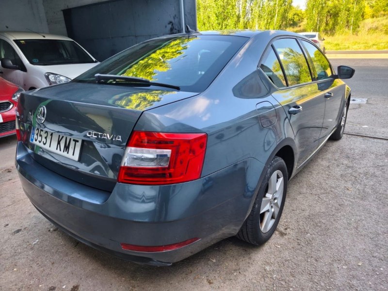 Foto 3 de SKODA Octavia 2.0 TDI CR 110KW 150CV DSG Ambition
